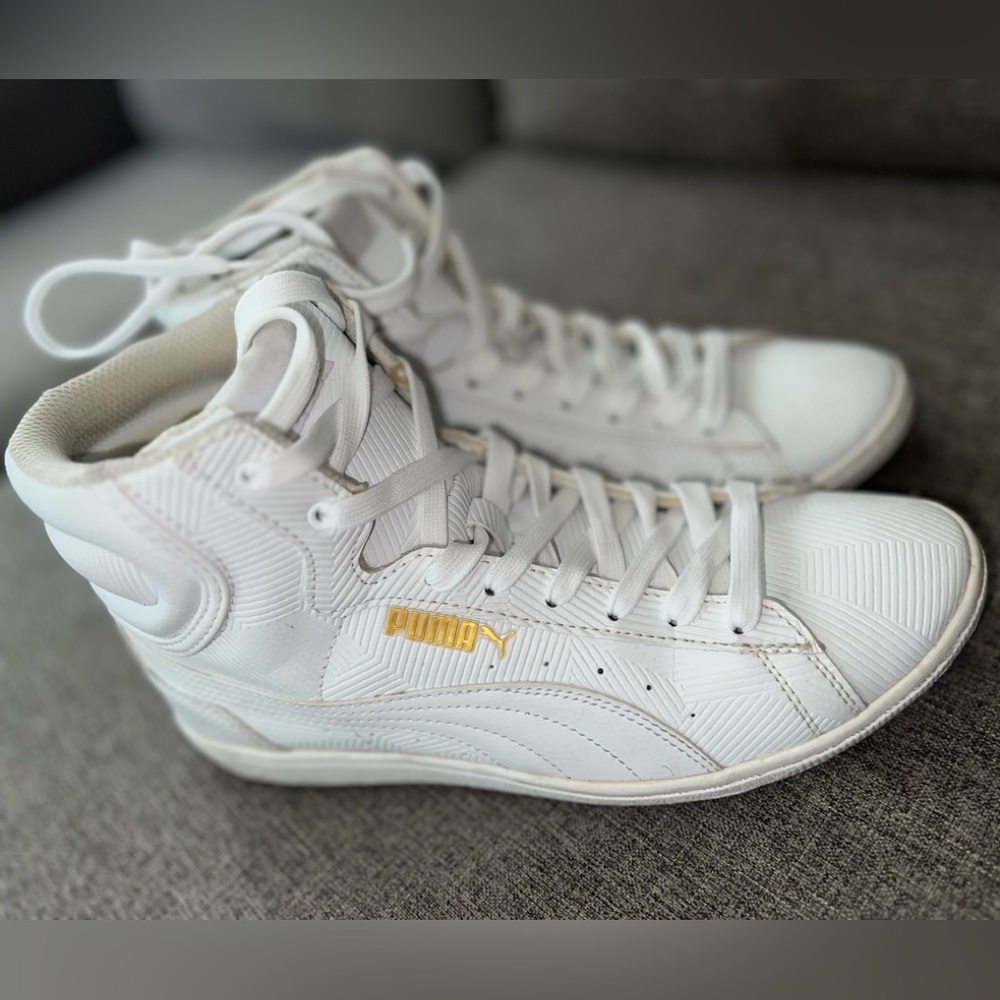 PUMA Women's Vikky Mid Deboss Sneaker